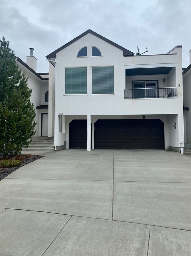Beautiful Updated Townhome overlooking Mea... - Beautiful Updated Townhome overlooking Mea...
