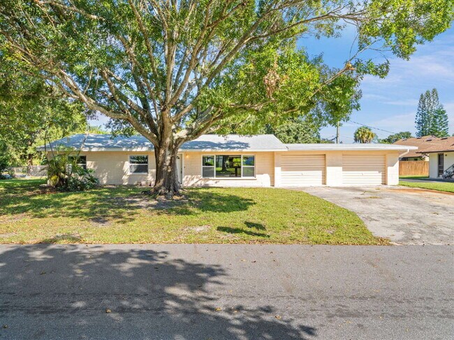 Building Photo - 3-bedroom, 2-bathroom pool home