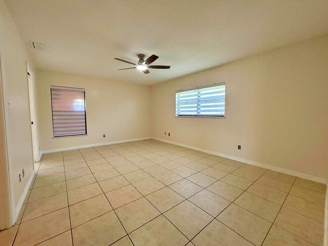 Photo - 328 W Sugarland Cir