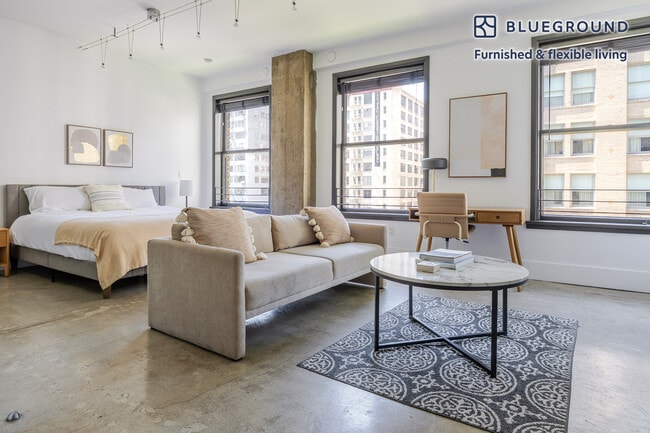 Building Photo - 810 S Spring St Rental