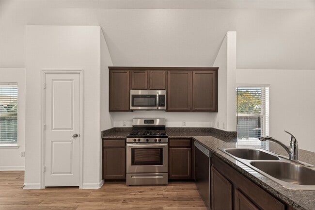 Photo - 1010 Schooner St