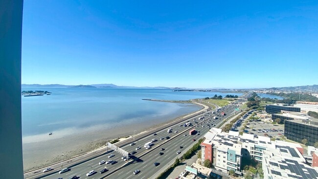 Building Photo - Incredibly remodeled Unit 2002 Rental