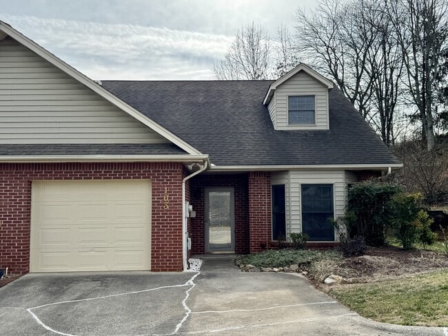 Photo - 103 Pinewood Dr