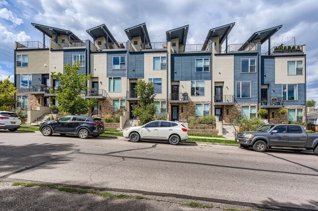 Building Photo - Luxury 3 bed, 3.5 bath Townhome Blocks fro...