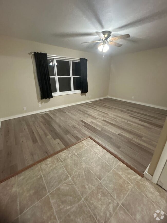 Building Photo - 2 Bedroom House