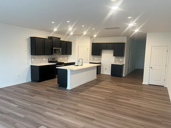 Photo - Bright & Modern 3-Bedroom Townhome in a Prime Triangle Location!