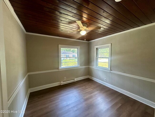 Photo - 327 Finch St SE