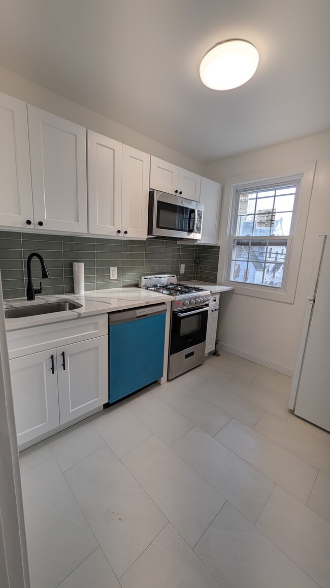 Building Photo - 147 Locust St Unit 2