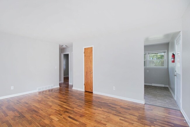Building Photo - Nazareth Street 4038-40 Unit 4040