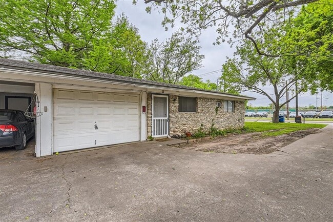 Building Photo - 210 W 51st St