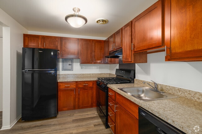 1BR, 1BA w/Den - 813SF - Kitchen - Heatherwood Apartments
