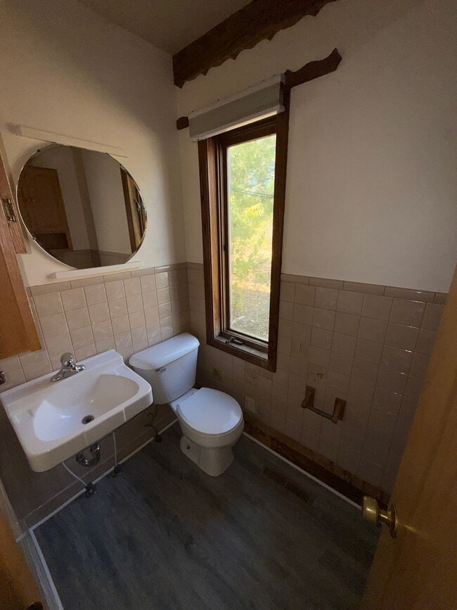 Photo - 3 Bedroom- Walking distance to Mud Lake