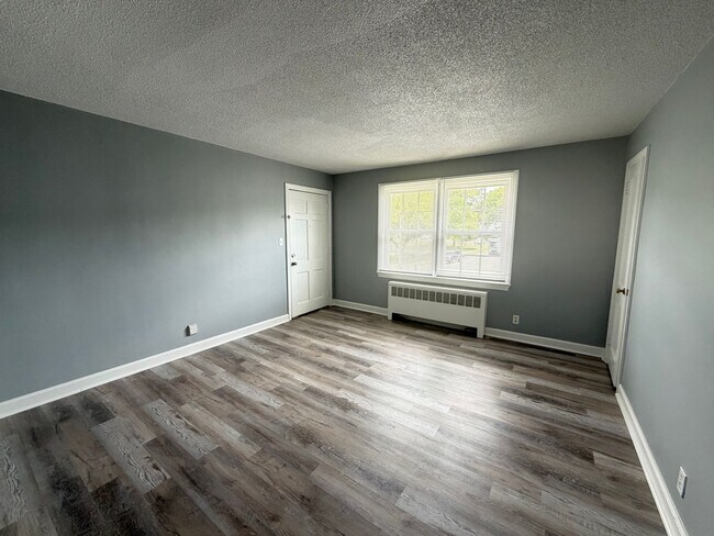 1400 Roslyn Dr