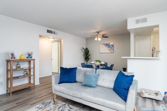 2BR, 2BA - 956SF - Living Room