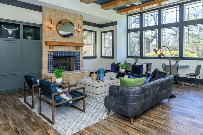 Amplia casa club con chimenea en The Woods of Five Mile Creek en Dallas, TX