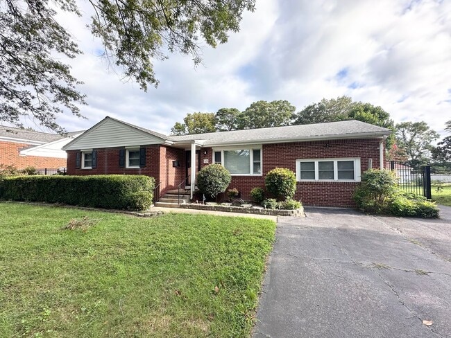 Building Photo - Charming Home on Lake Smith!