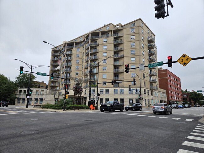 Building Photo - 4350 N Broadway Unit 507