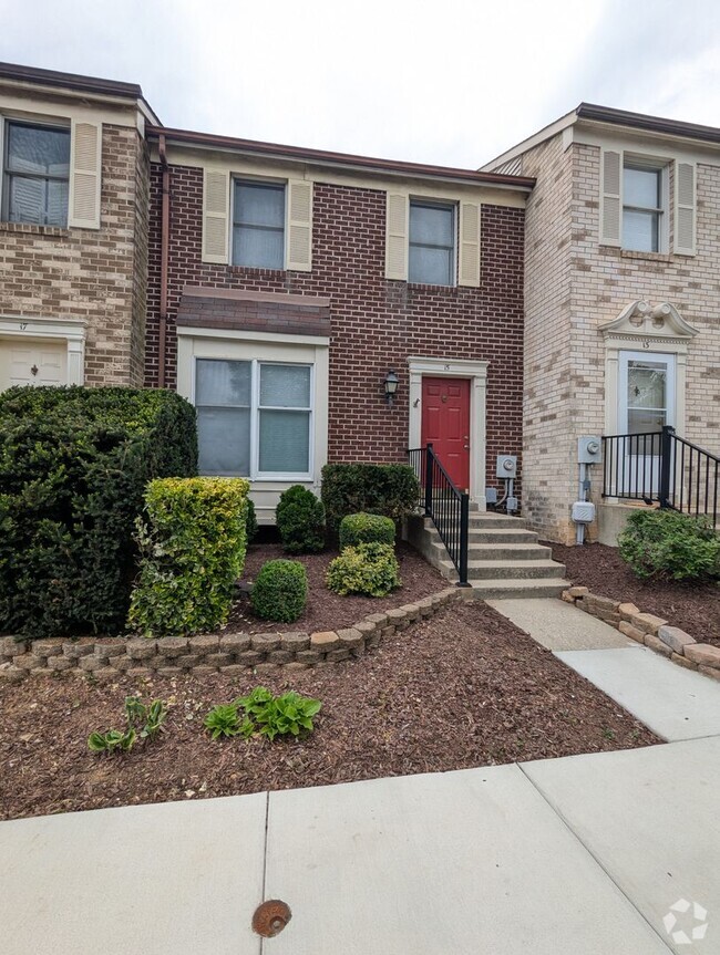 Building Photo - Beautifully maintained townhouse in Freder...