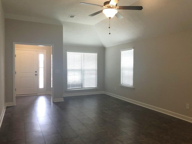 Photo - 879 Goodale Dr