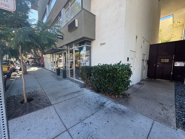 Building Photo - Beautiful 2Br/2Ba Townhome In Little Italy...