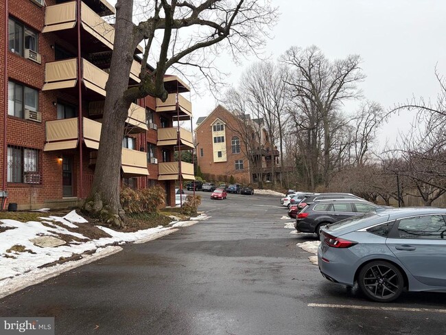 Building Photo - 1575 N Colonial Terrace Unit 104-Y