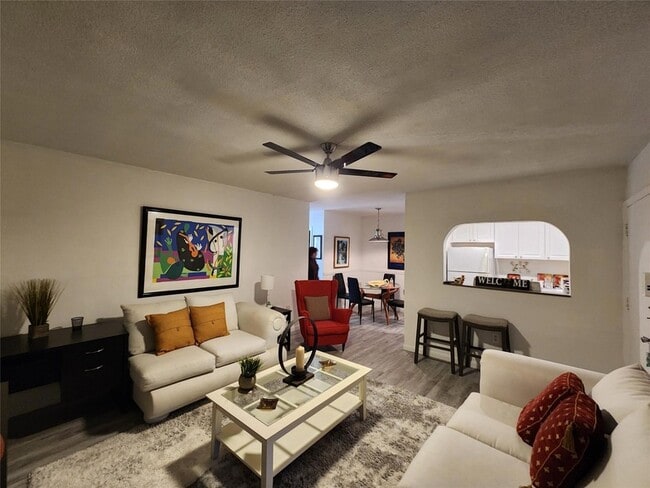 Building Photo - 17090 NE 14th Ave Unit 211