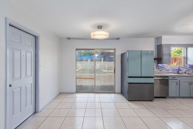 Photo - 221 E Adams St
