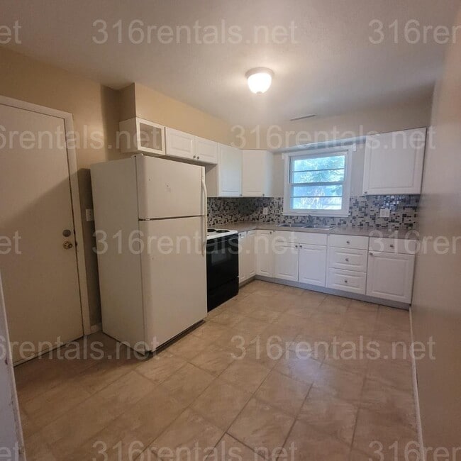Building Photo - $995 - 3 bed 1 bath - Single Family Home