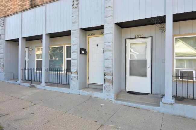 Building Photo - 2426 1/2 S 16th St #7 Unit 2426 1/2 S 16th St#7