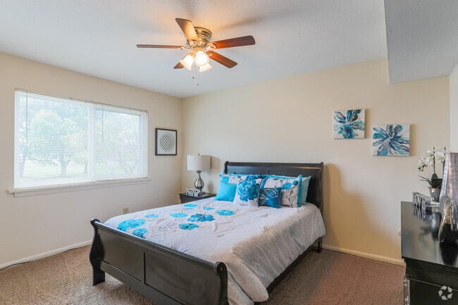 2BR, 1BA - 850 SF