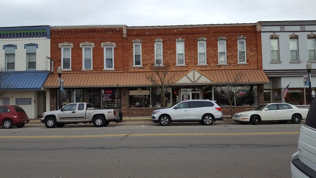 Front of building - 124 E Main St Unit Apt. 6