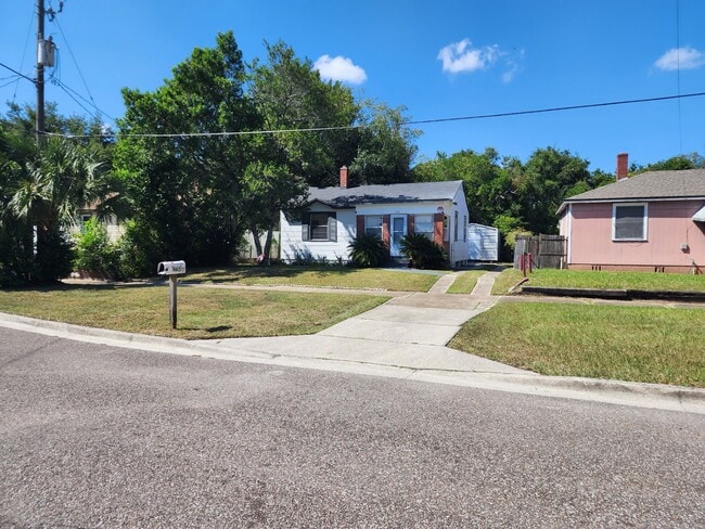 Building Photo - 665 Chestnut Dr