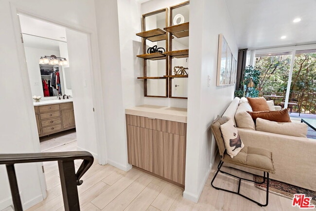 Photo - 838 S Barrington Ave Unidad 203