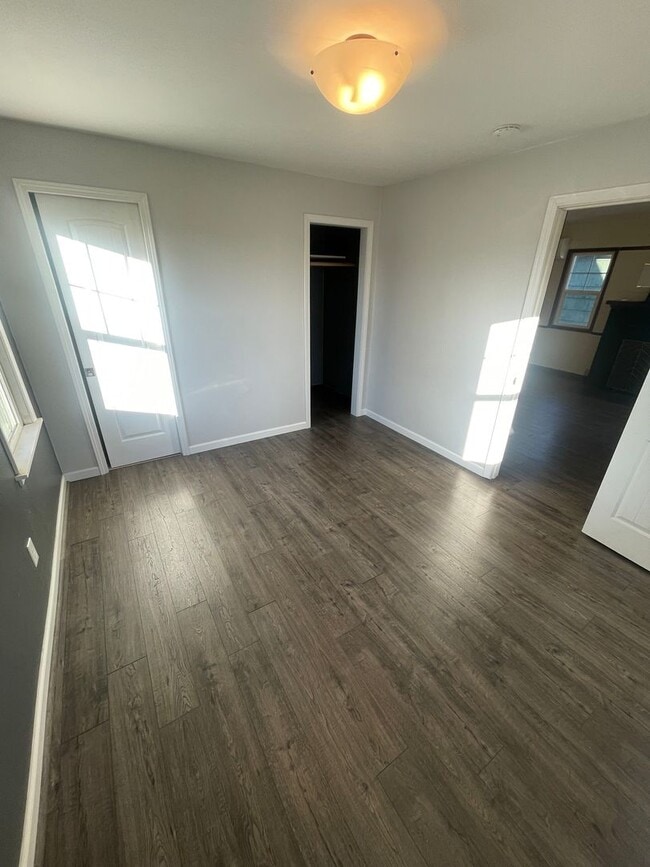 Building Photo - Large 2 Bedroom with Basement!