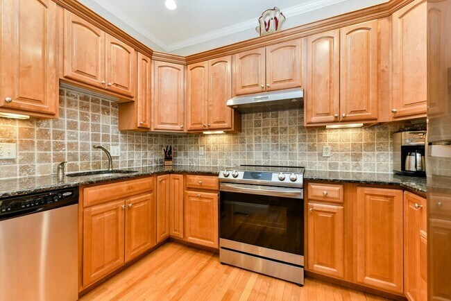 Building Photo - 2 Monks St Unit 1 Rental