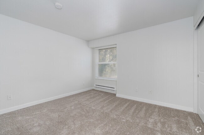 2BR, 2BA - 922SF - Secondary Bedroom