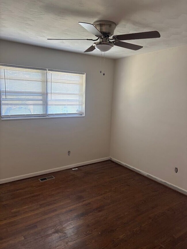 Photo - Spacious 4 Bedroom/2 Bath