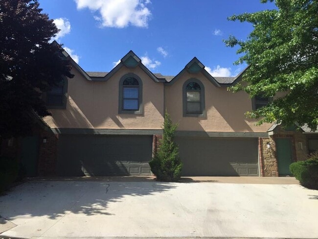 Building Photo - Perfect location 3 bed 2 bath with fenced in back yard and two car garage!