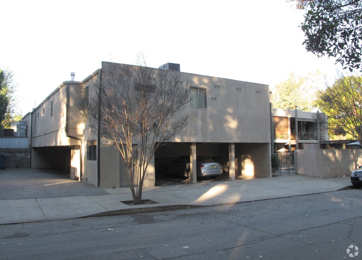 Photo - Country Club Apartments