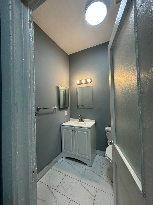 Building Photo - 160 4th St Ne Unit 2