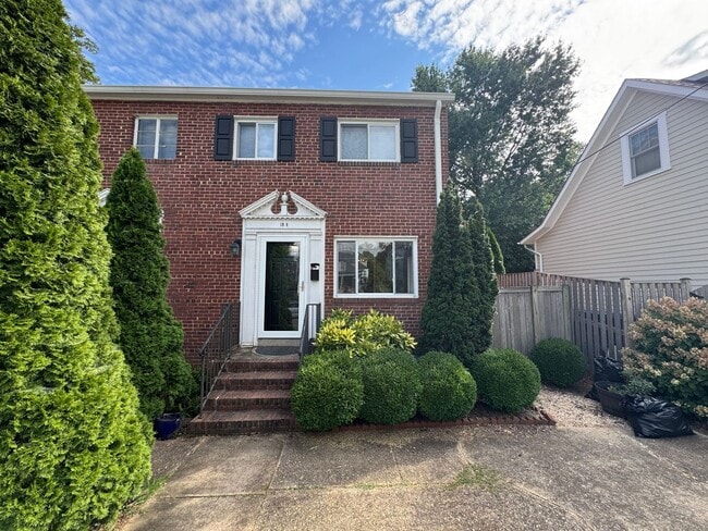 Building Photo - Beautiful 2 Bed 2 Bath Semi-Detached Brick... Rental