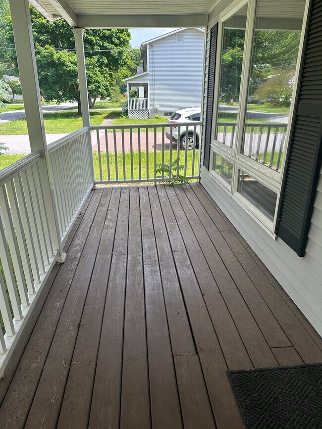 Beautiful front porch - 1 Appletree Ln
