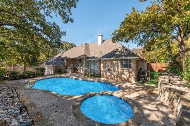 Photo - 806 Shadow Glen Dr