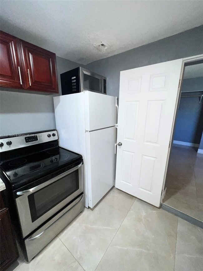 Building Photo - 640 NW 21st Ct Unit A Rental