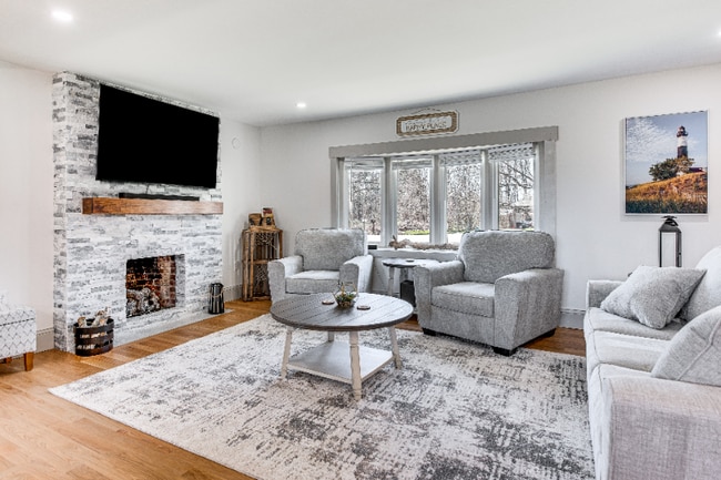 256 Hanscom Rd