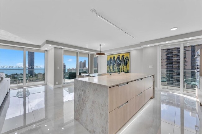 Photo - 19707 Turnberry Way Unidad 21E