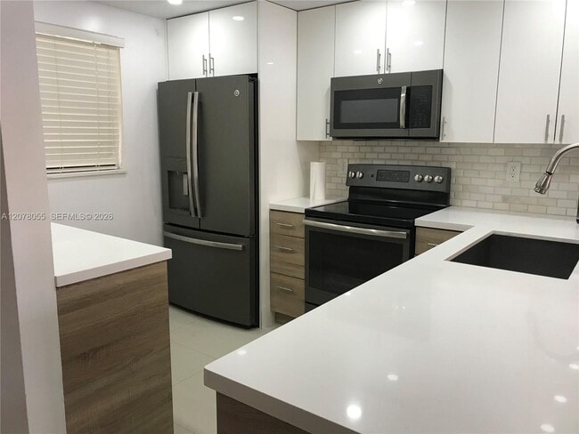 Building Photo - 10625 SW 112th Ave Unit 106
