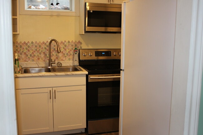 Building Photo - 10 Calcott Crt Unit 2 Lower Level