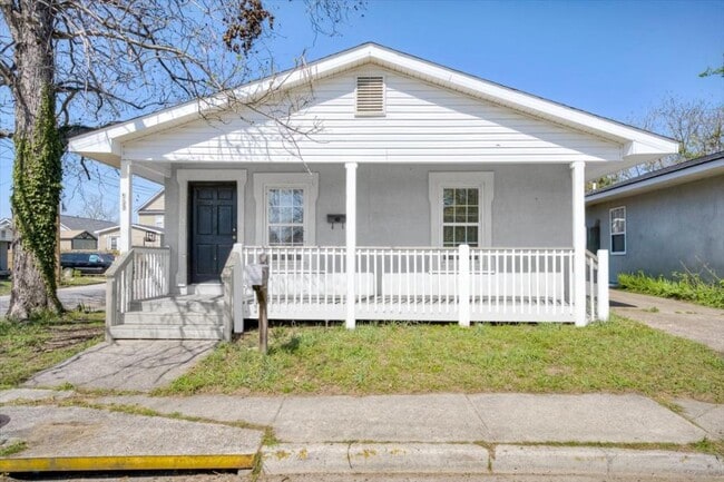 Building Photo - 953 Hopkins St