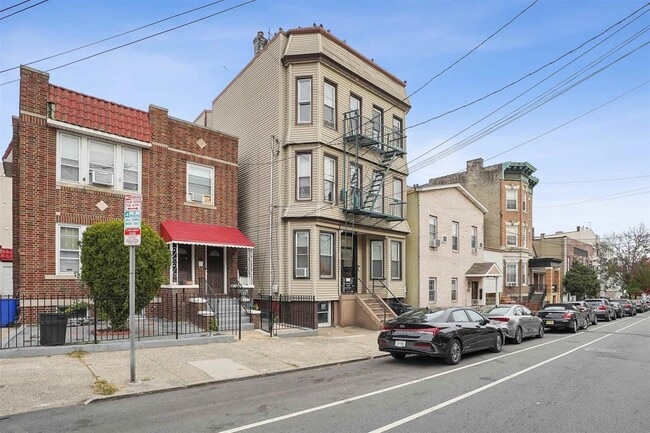 Photo - 198 Griffith St Unit 1L